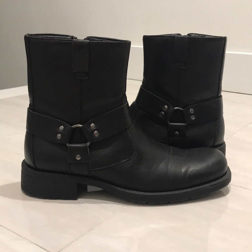 Kenneth Cole. Men’s leather motorcycle boot. NWOT.